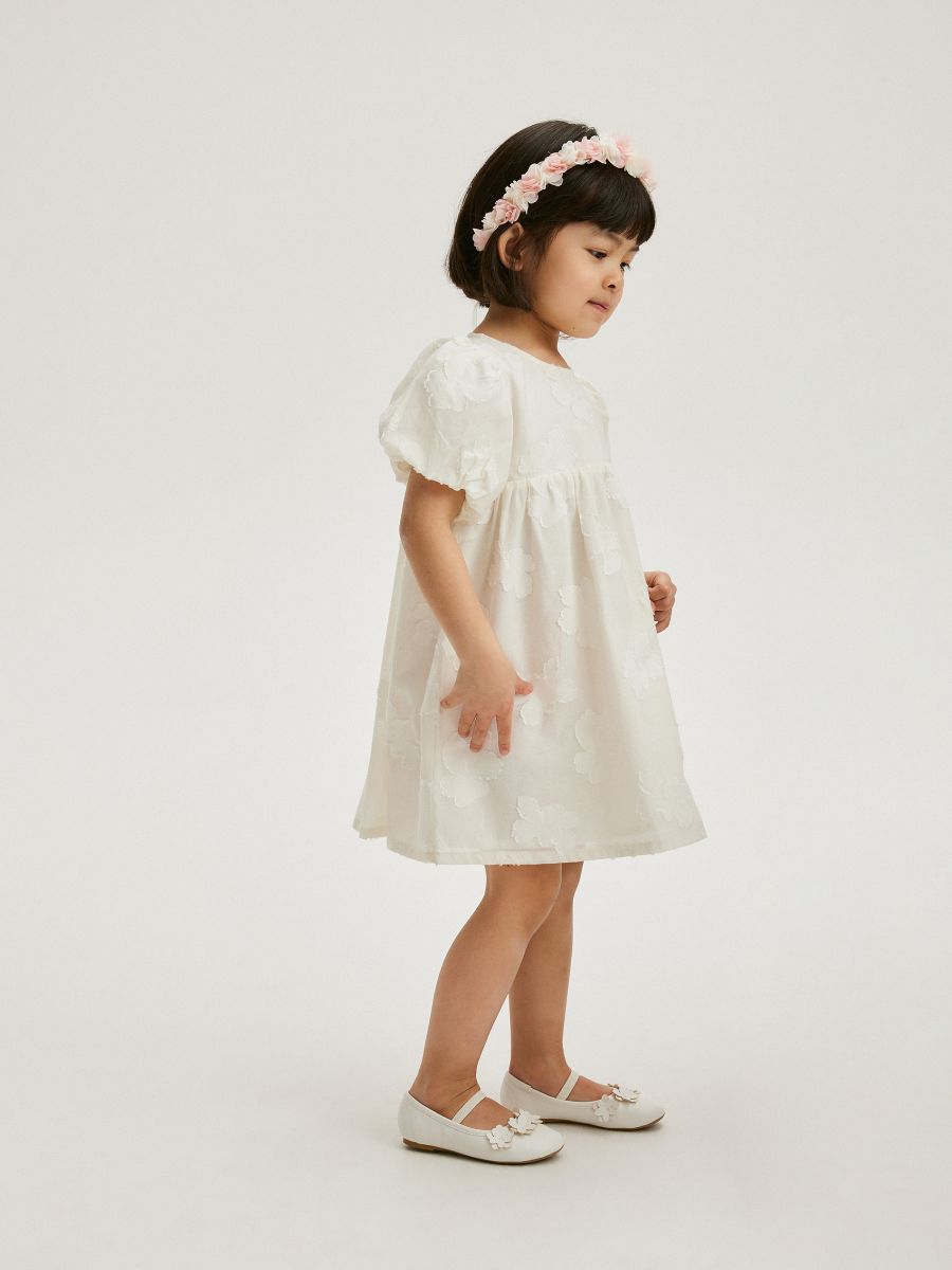 Бяла рокля с флорален десен - кремаво - RESERVED
