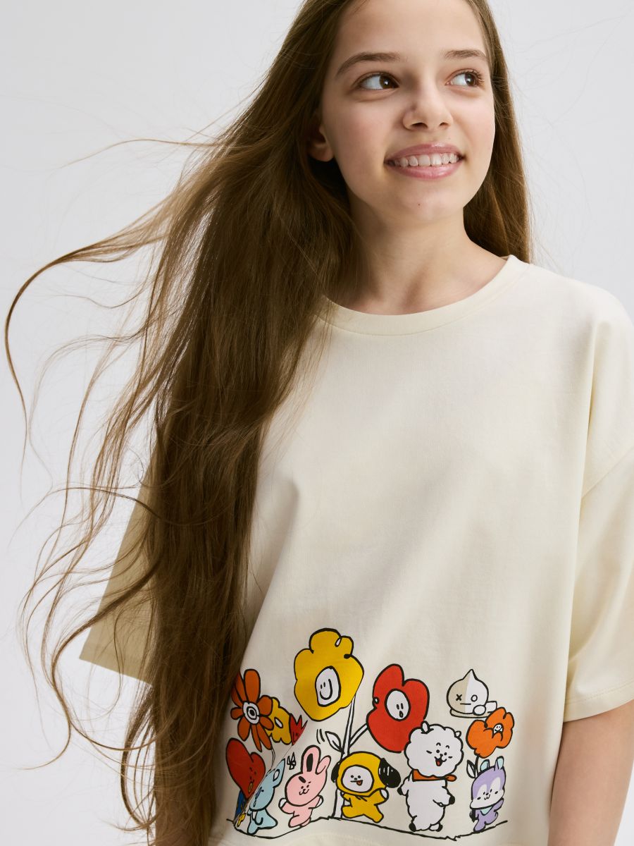 Krótki t-shirt BT21 - kremowy - RESERVED