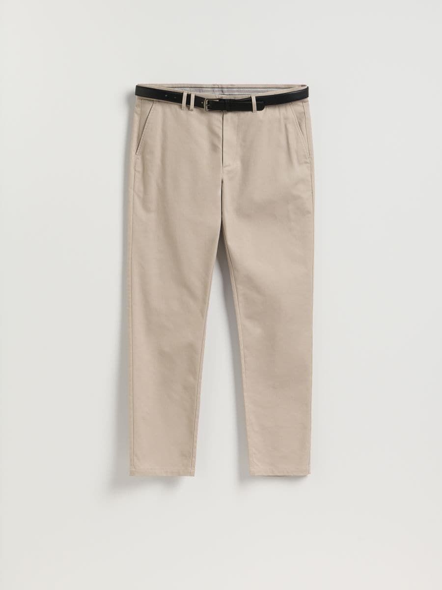 Chinohose im Slim-Fit mit Gürtel - beige - RESERVED