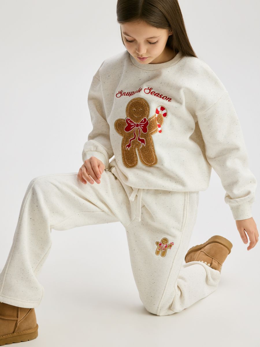 Спортен панталон с коледен бродиран акцент - кремаво - RESERVED