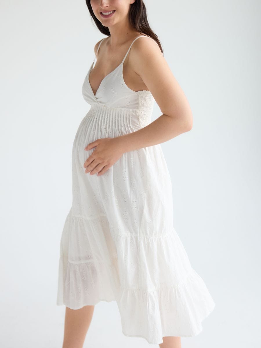 Kleid mit Lochstickerei am Saum - weiß - RESERVED