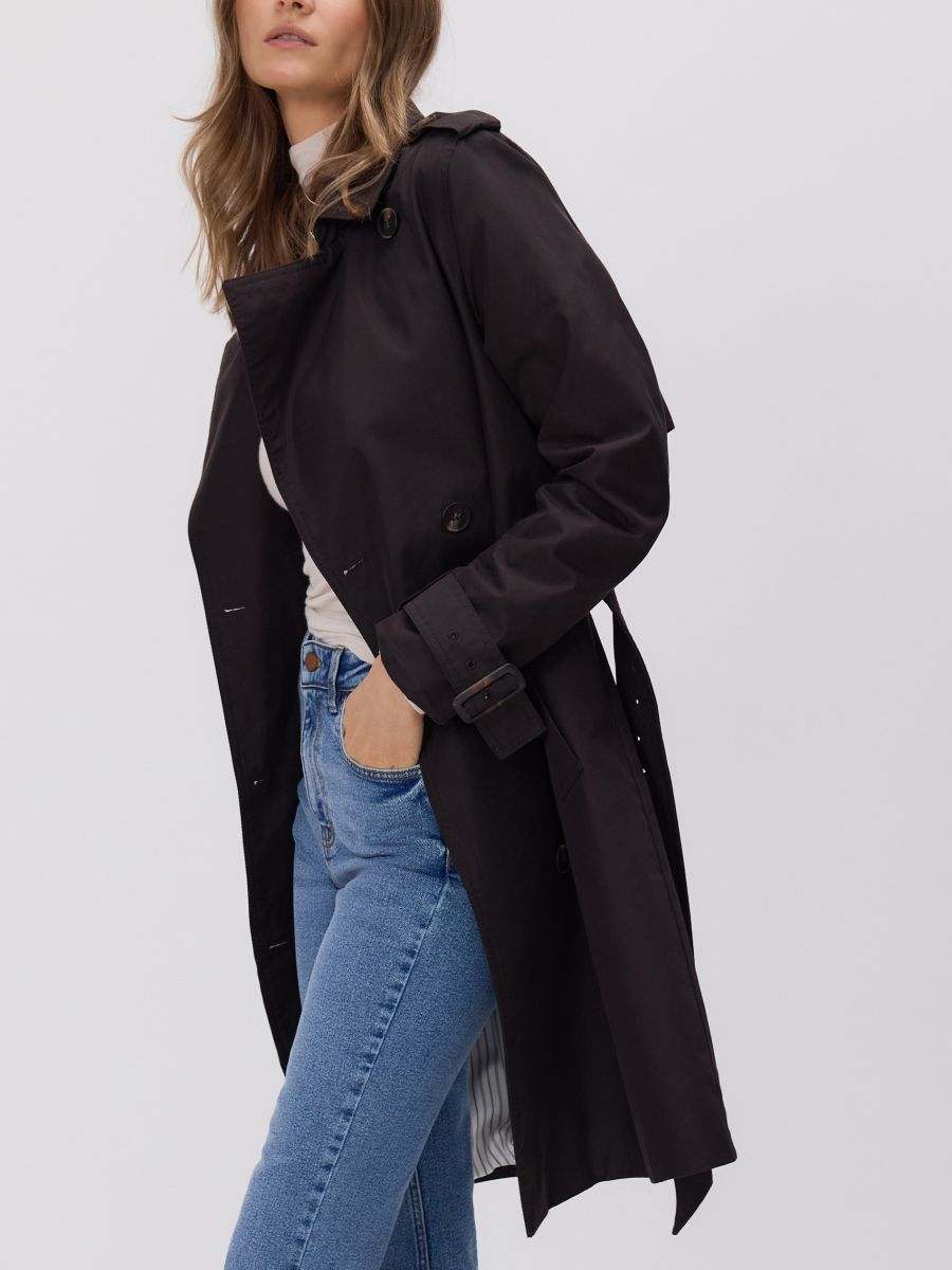 Trenchcoat met dubbele rij knopen en strikceintuur - donkerbruin - RESERVED