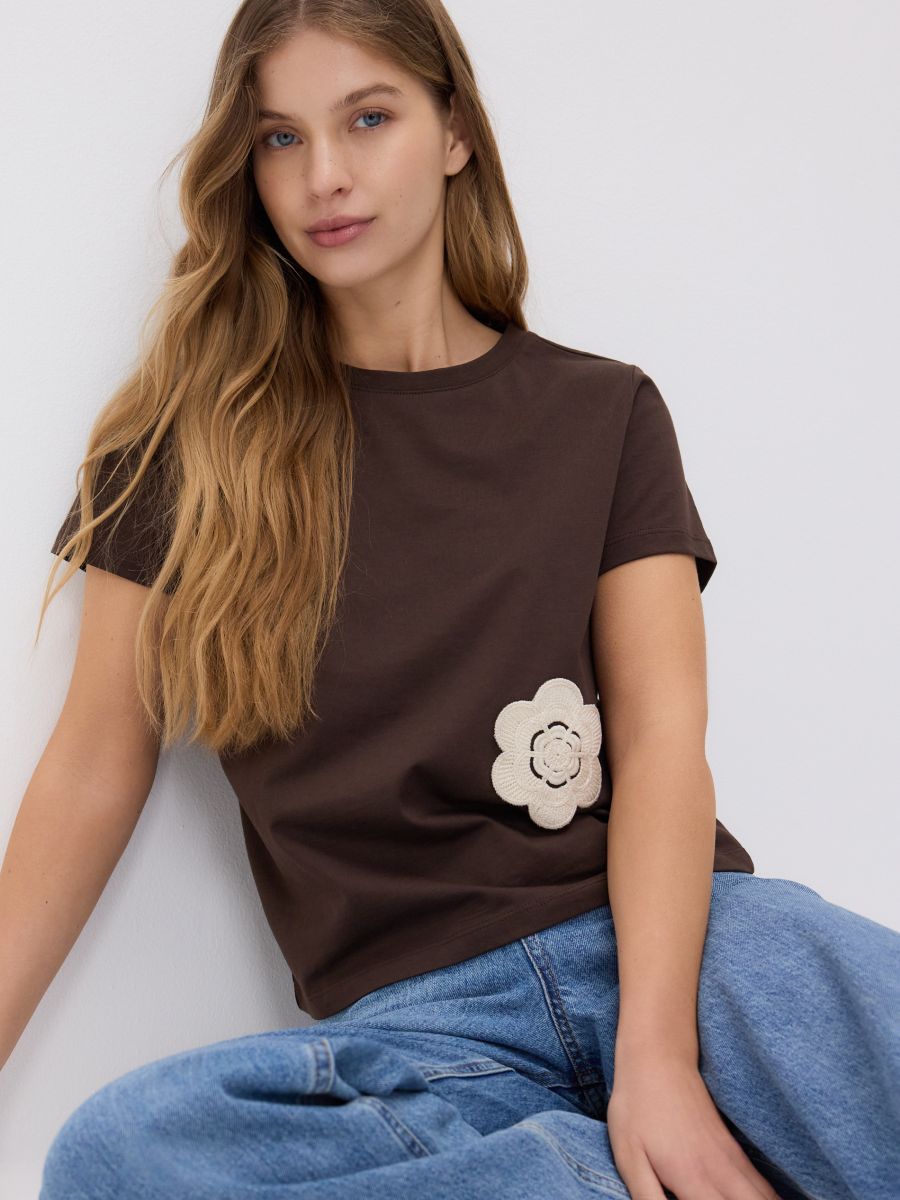 T-shirt z szydełkowaną aplikacją Kolor brązowy - RESERVED