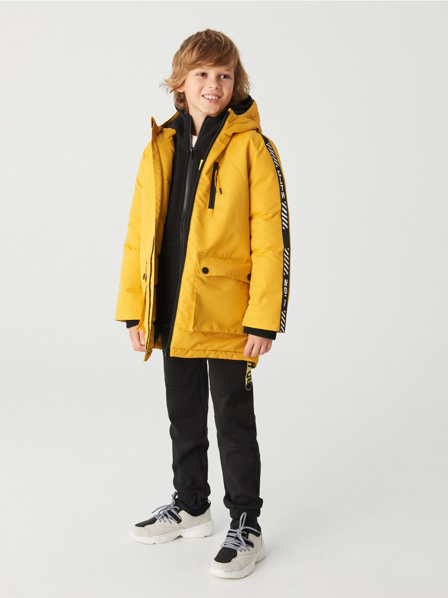 Желтая куртка для мальчика