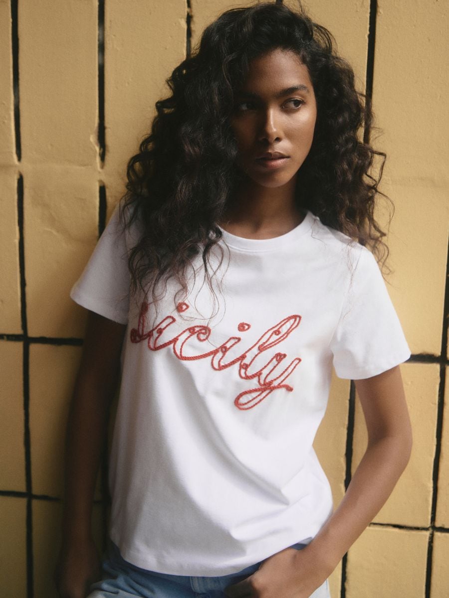T-shirt z naszywaną aplikacją - złamana biel - RESERVED