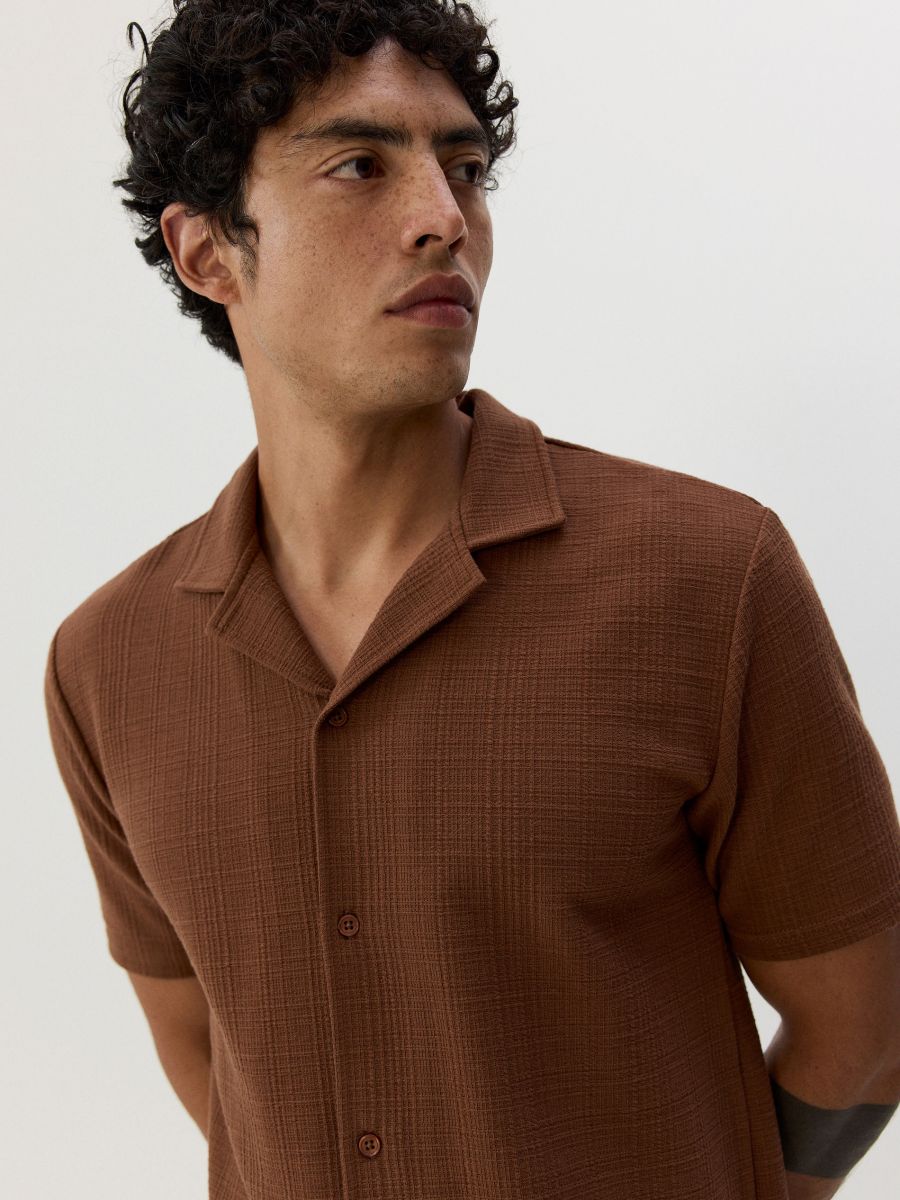 Comfort fit shirt with open collar - brown - RESERVED