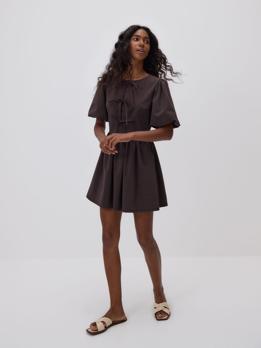 Minikleid mit Bindedetail - dunkelbraun - RESERVED