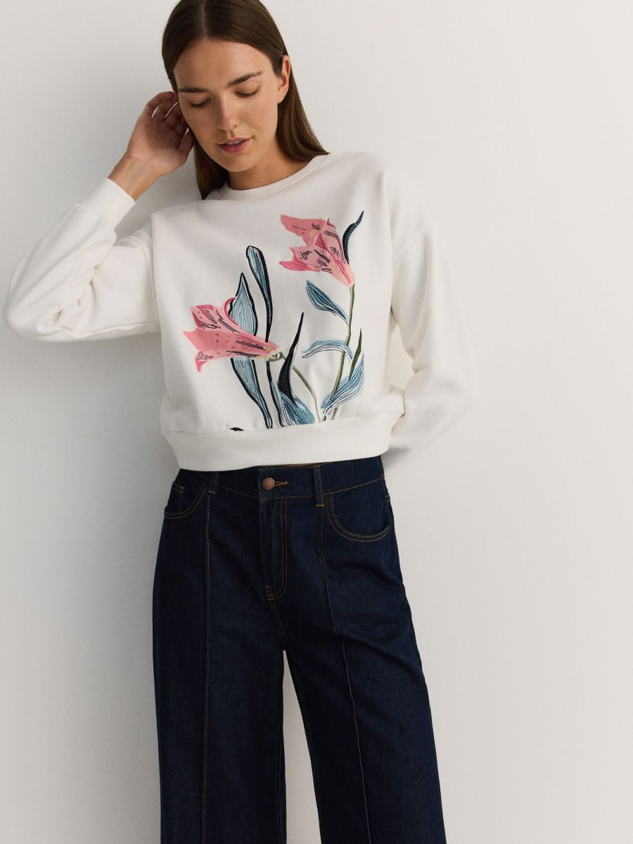 Sweatshirt i bomuld med broderi - creme - RESERVED