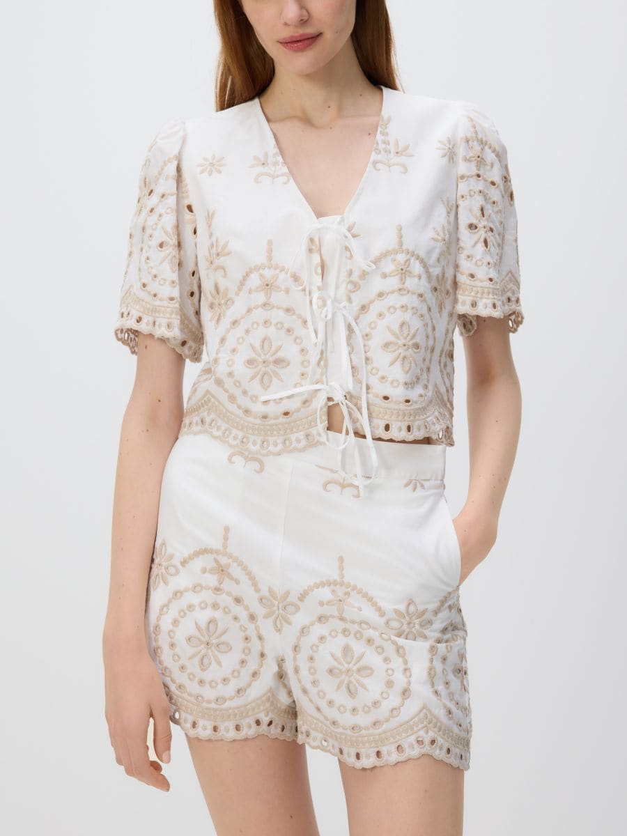 Gebundene Bluse mit Stickmuster - weiß - RESERVED