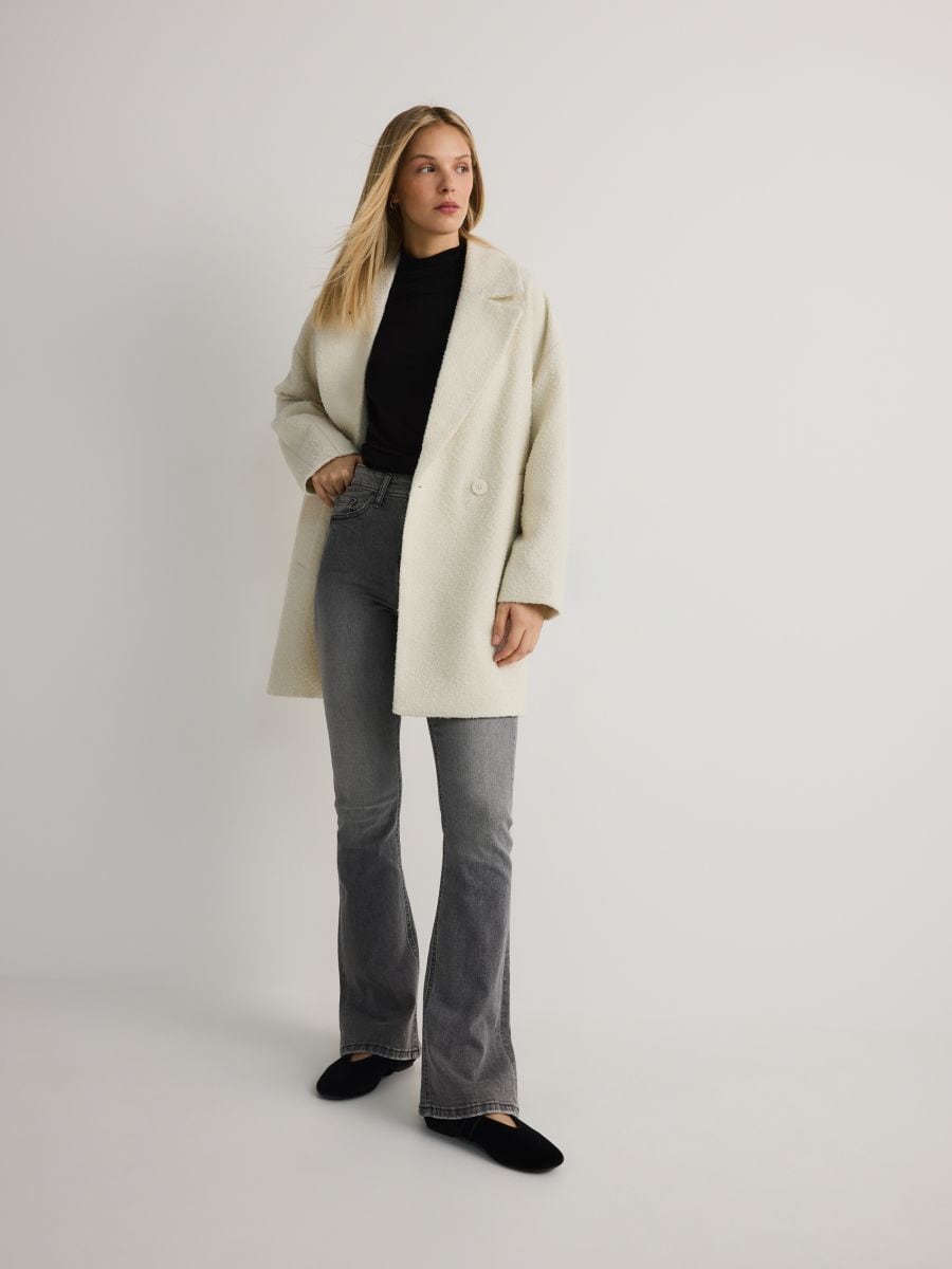 Kurzer Mantel aus Bouclé - beige - RESERVED - 3