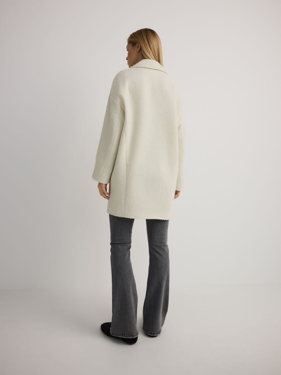 Kurzer Mantel aus Bouclé - beige - RESERVED - 6