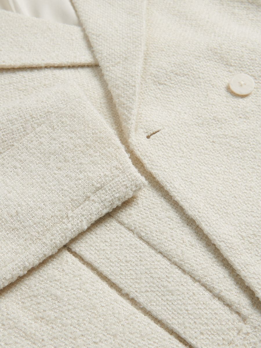 Kurzer Mantel aus Bouclé - beige - RESERVED - 8