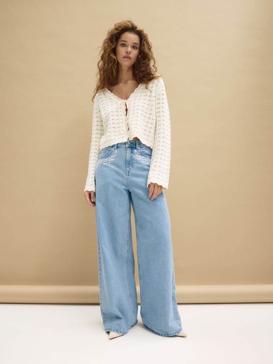 Jeans im Wide leg-Fit mit Stickereidetail - blau - RESERVED
