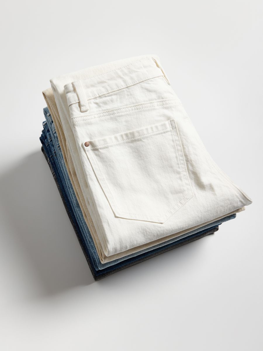 Jeansy mom fit slim - beżowy - RESERVED