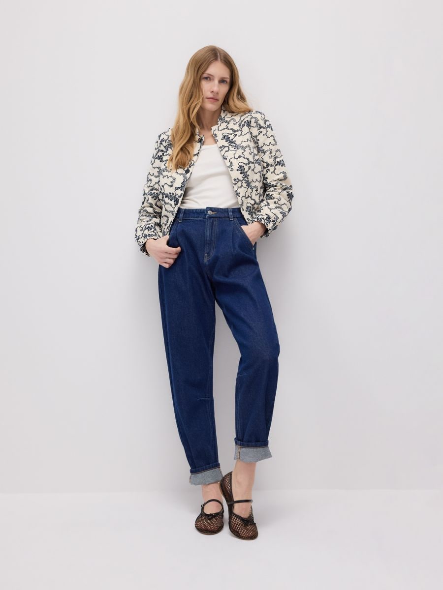 Jeansy carrot z zakładkami Kolor granatowy - RESERVED