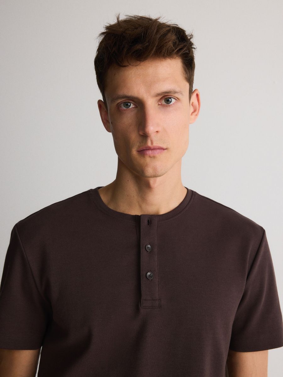 T-shirt slim z rozpinanym dekoltem - ciemnobrązowy - RESERVED