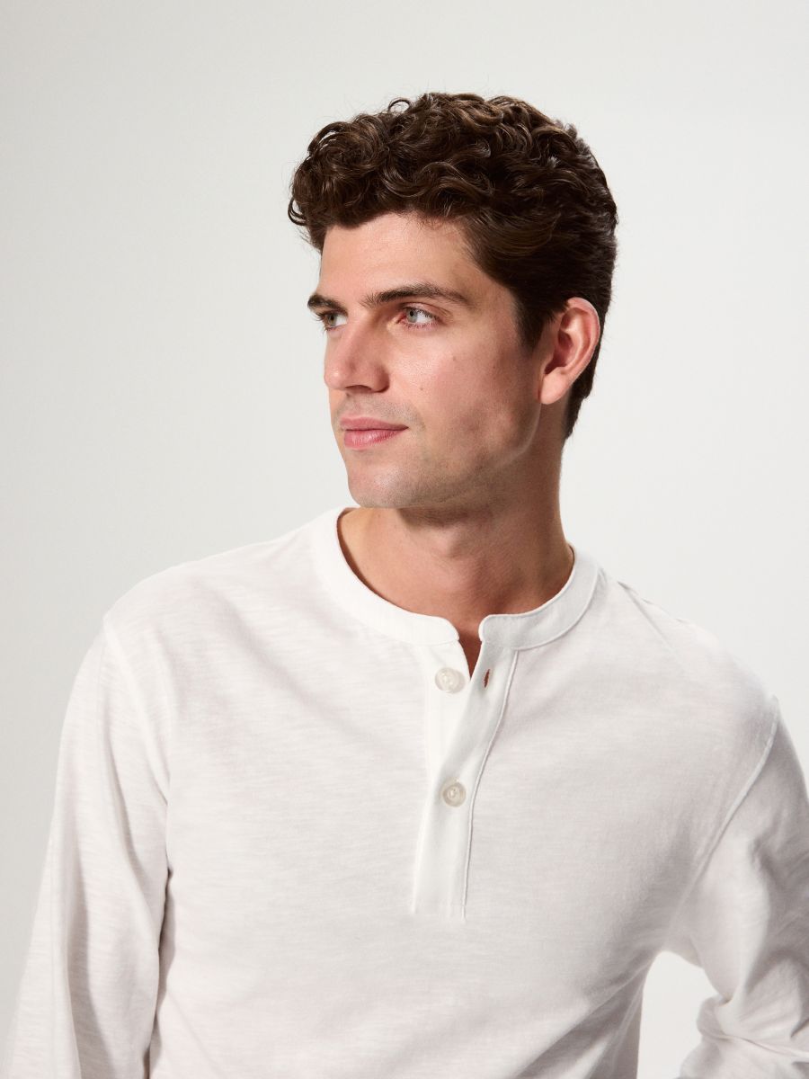 Langærmet henley-t-shirt - creme - RESERVED