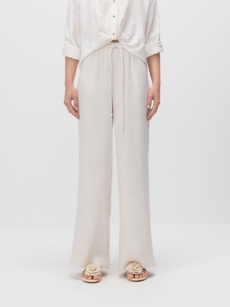 Lockere Hose mit Bindegürtel - creme - RESERVED