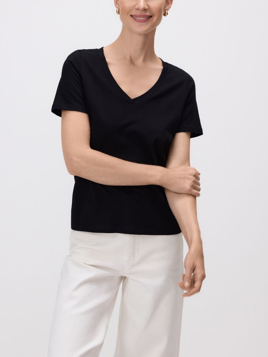 T-shirt regular z dekotem V Kolor czarny - RESERVED - ZS218-99X