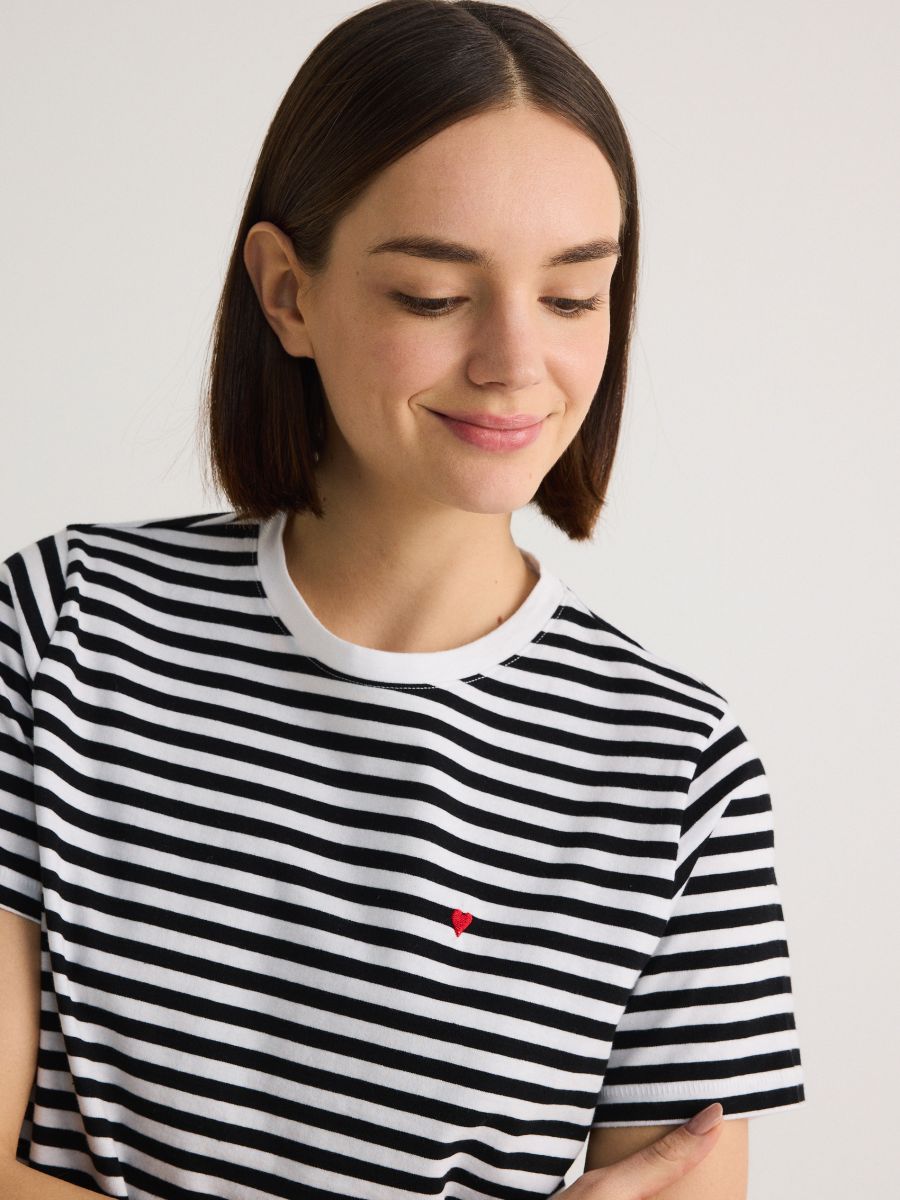 T-shirt regular z drobnym haftem Kolor wielobarwny