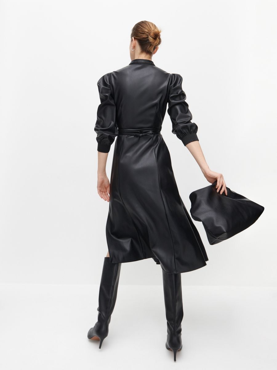 Hemdblusenkleid aus Lederimitat - schwarz - RESERVED - 4