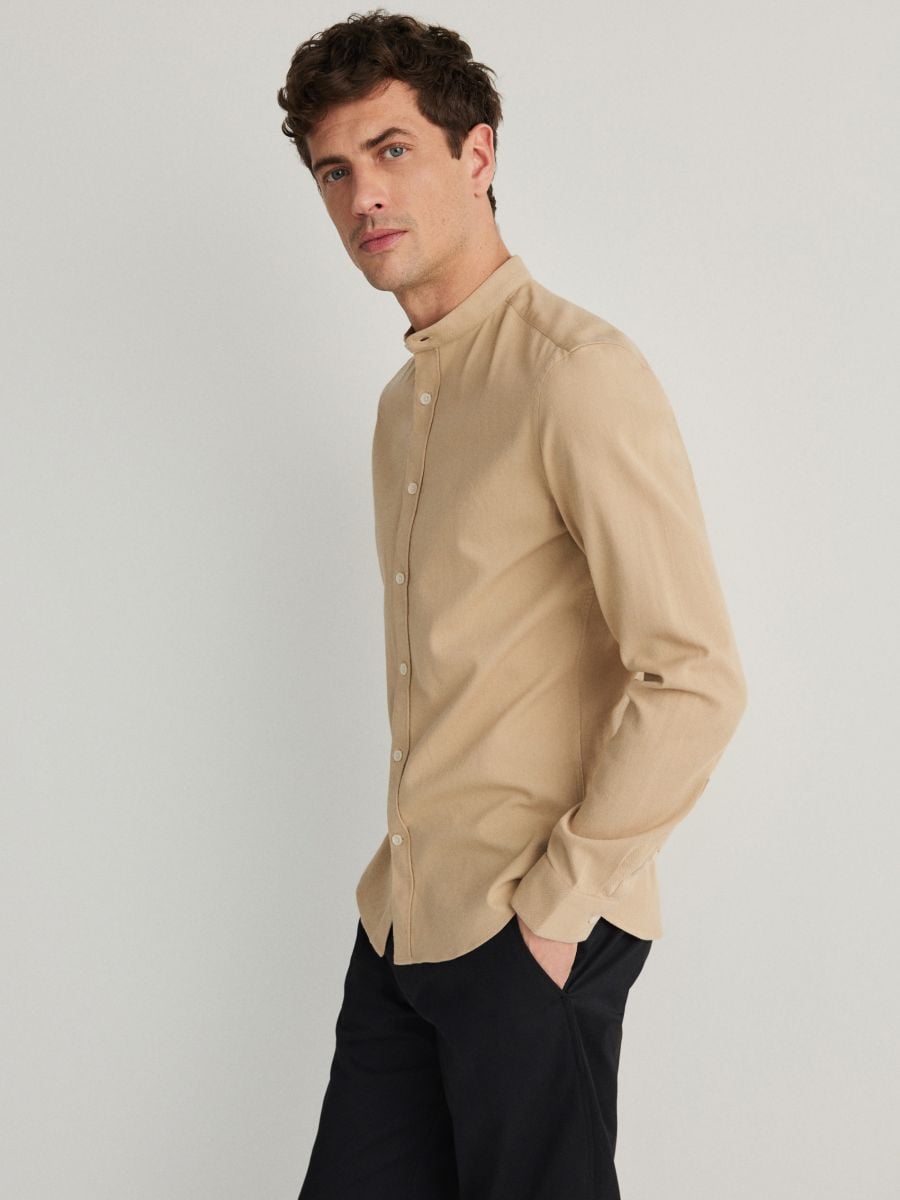 Krekls ar stāvapkakli Super Slim Fit - kafijas - RESERVED