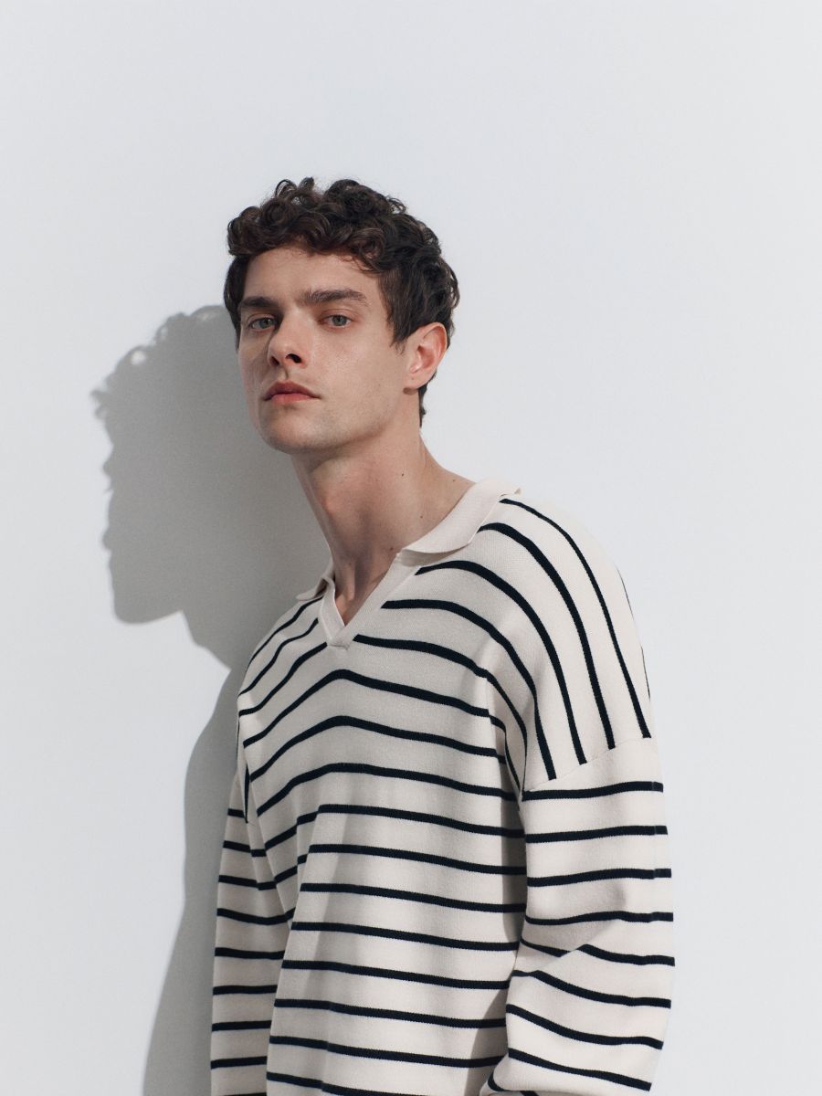 Pullover im Polostil mit hohem Viskoseanteil - bunt - RESERVED