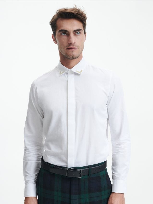 Reserved - Cămașă slim fit cu detaliu brodat - alb