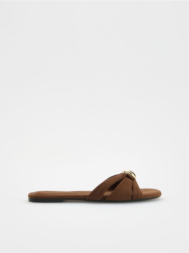 Slippers met siergesp - RESERVED