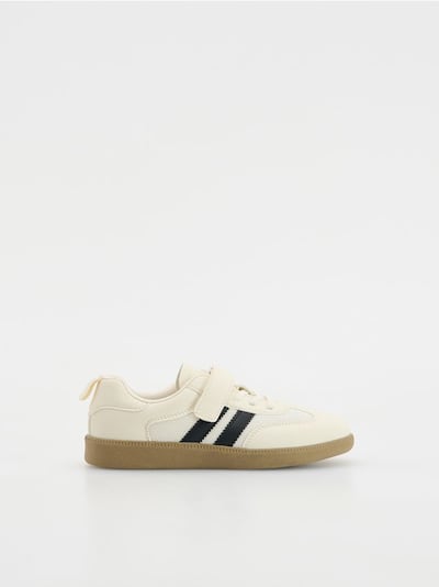 Schuhe mit Klettverschluss