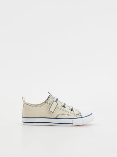 Sneaker mit Klettriemen