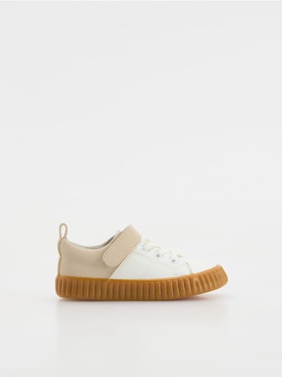 Sneaker mit Klettriemen