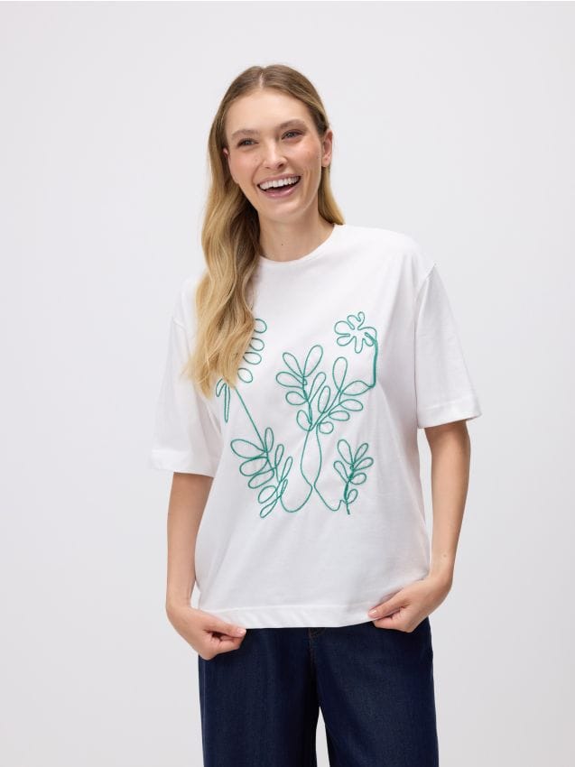 T-shirt with embroidery detailing - RESERVED