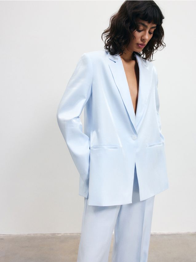 【2025年】エレガントファッションを上品に着 Marynarka oversize z rozcięciami Kolor jasnoniebieski イヤリング・ノンホールピアス