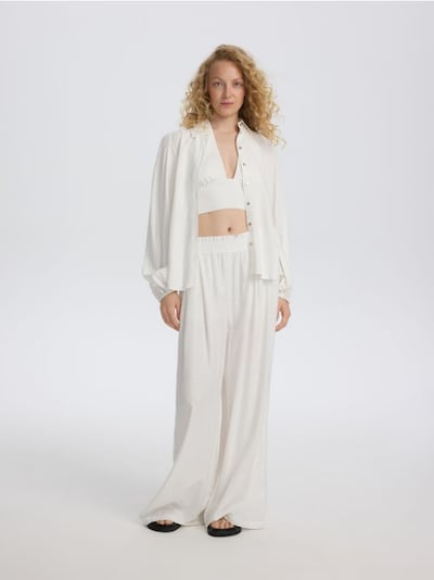 Pantaloni ampi con aggiunta di lino
