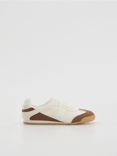 Sneakers with contrast elements