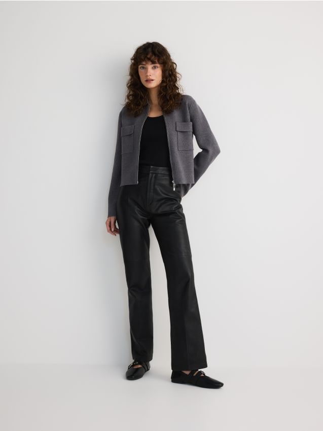 Knaplukket cardigan med krave - RESERVED