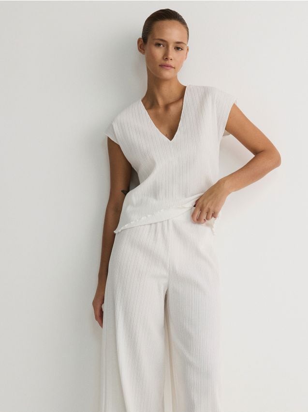 Reserved - pantaloni largi din tricot striat - crem