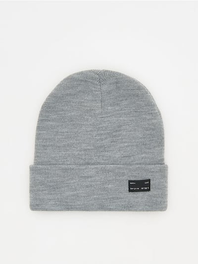 Beanie mit Aufnäher