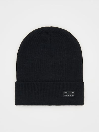 Beanie mit Aufnäher