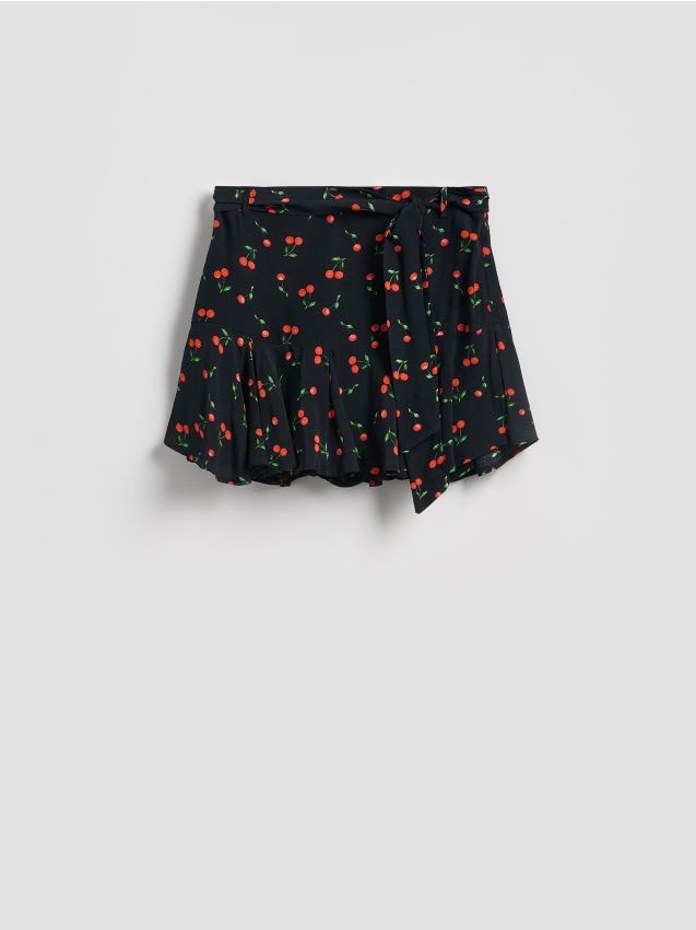 LADIES` SHORTS - RESERVED