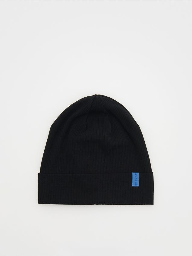 Reserved - Căciulă beanie cu aplicație - negru