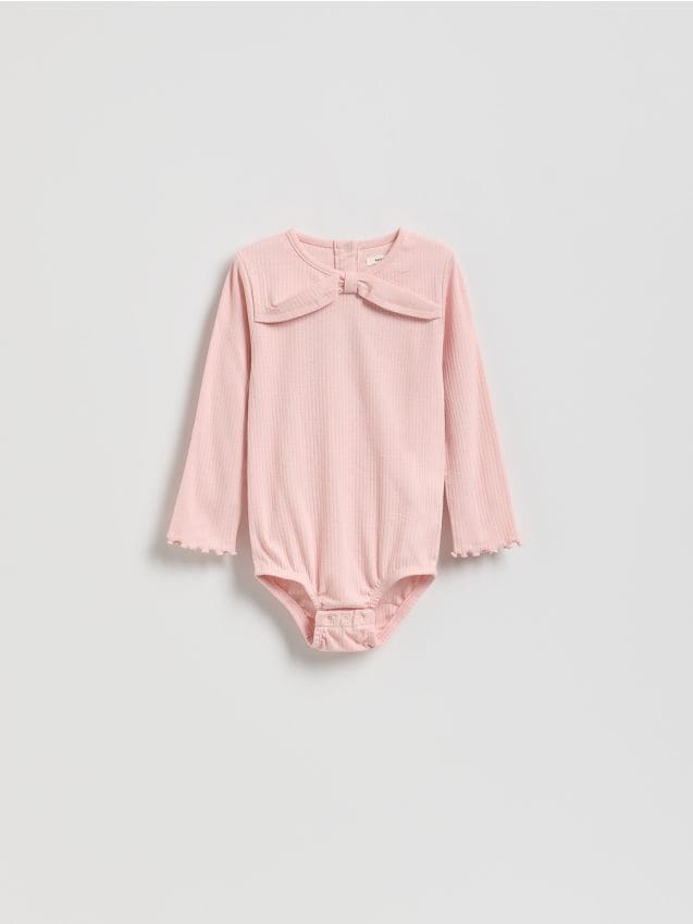 Reserved - Body din tricot striat, cu aplicație - roz-pastel