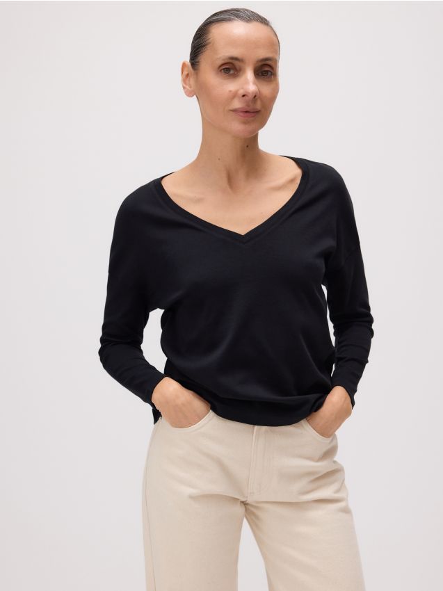 Langærmet T-shirt med V-udskæring - RESERVED