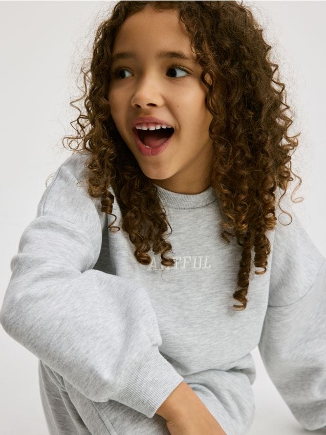 Sweatshirt met geborduurde tekst - RESERVED