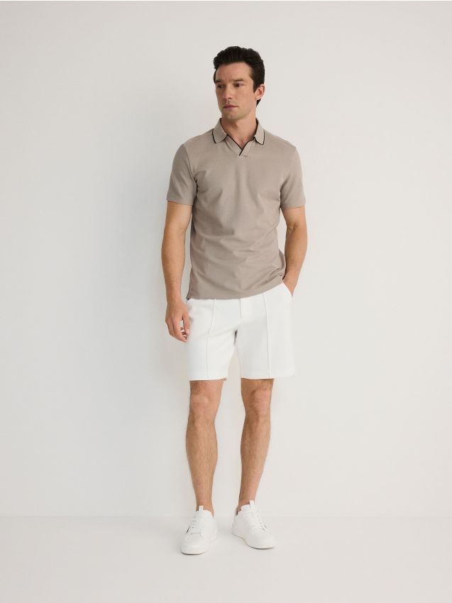 Reserved - pantaloni scurți regular cu pliuri presate - crem