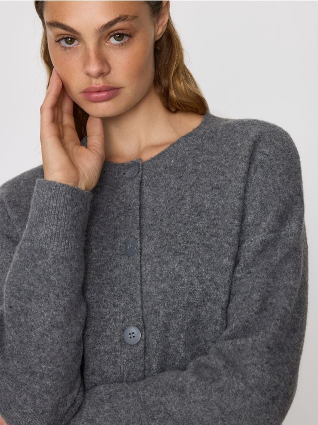 Strickjacke mit überschnittenen Schultern - RESERVED