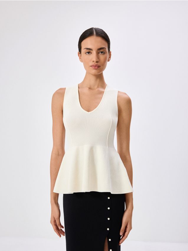 Reserved - Top scurt din jerseu cu peplum la tiv - crem