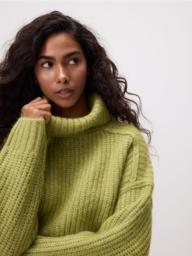 Reserved - Pulover cu guler rulat și adaos de lână - verde-oliv deschis