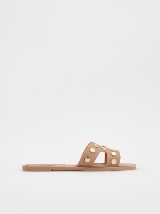 Slippers met een hoog leergehalte en studs - RESERVED